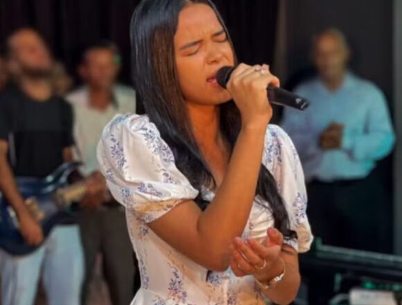 Imagem Reprodução: Redes Sociais Cantora gospel Aclécia Silva morre aos 18 anos em trágico acidente na Bahia