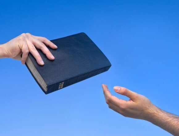 Imagem Canva Pro Cristãos são condenados na China por distribuírem Bíblias fora dos canais autorizados