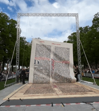 Maior página da Bíblia já impressa é criada na Alemanha em homenagem a Gutenberg