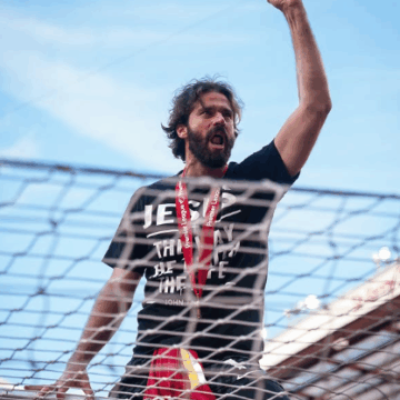 Alisson Becker exibe camisa com mensagem cristã na comemoração do título do Liverpool