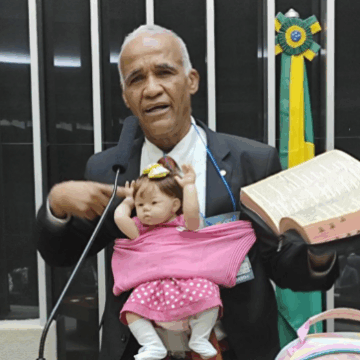 Pastor Sargento Isidório leva bebê reborn à Câmara e defende: “Não é pecado”