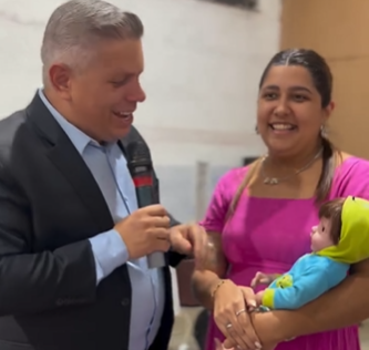Pastor repreende pedido de unção em boneca reborn e alerta sobre idolatria durante culto