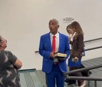 Deputado Pastor Isidório percorre Câmara com Bíblia e alerta para “fim dos tempos”