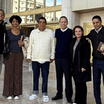 Zeca Pagodinho surpreende ao visitar o Templo de Salomão antes de show em SP