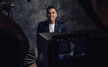 De craque a pregador: Daniel Alves reaparece em culto na Espanha e diz ter feito “um pacto com Deus”