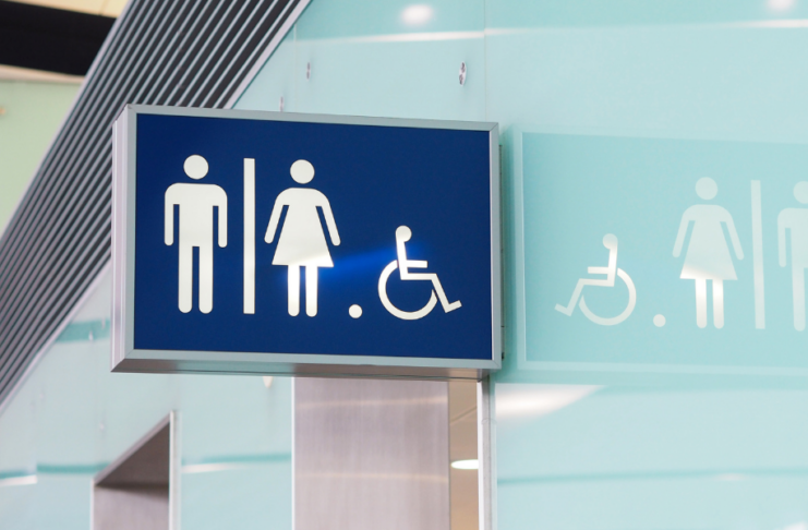 Campo Grande sanciona lei que restringe uso de banheiros femininos por pessoas trans e medida vai parar no MP