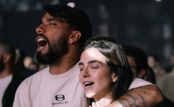 Lucas Paquetá chora em culto ao lembrar investigação na Inglaterra: “Foram os piores meses da nossa vida”