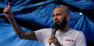Daniel Alves é ovacionado em evento cristão na Espanha após fala controversa sobre prisão