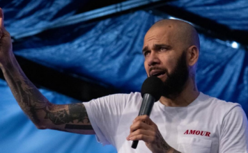 Daniel Alves é ovacionado em evento cristão na Espanha após fala controversa sobre prisão