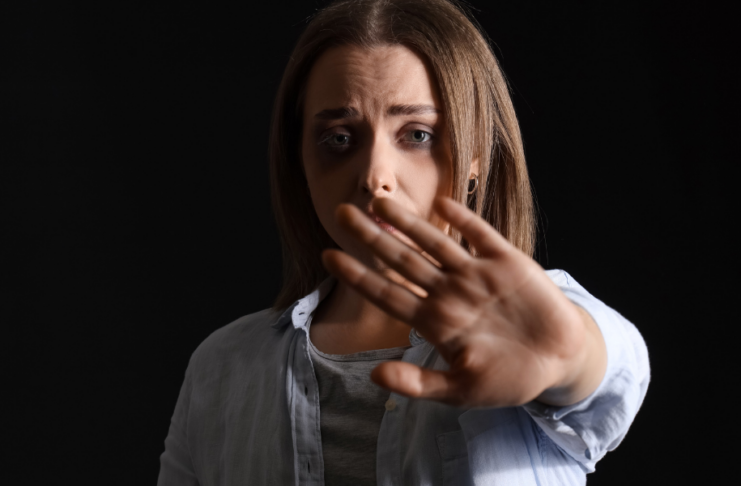 Violência doméstica atinge mais mulheres evangélicas no Brasil, aponta estudo