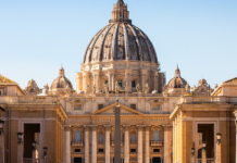 Vaticano critica “cura gay” e pede mais acolhimento a pessoas LGBTQIAPN+ na Igreja Católica
