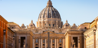 Vaticano critica “cura gay” e pede mais acolhimento a pessoas LGBTQIAPN+ na Igreja Católica
