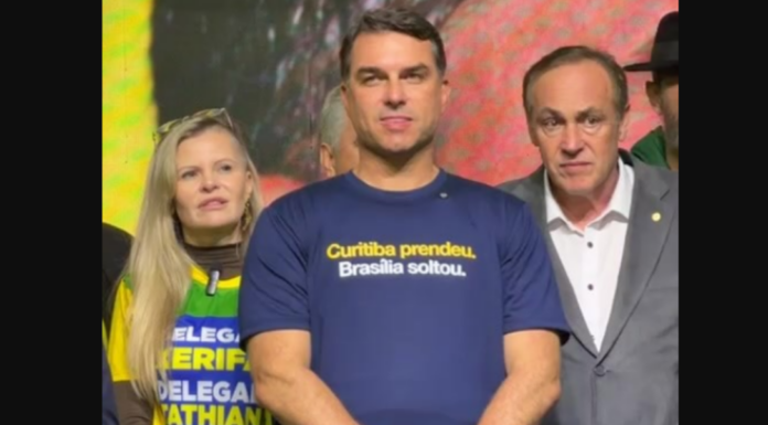 Flávio Bolsonaro busca aproximação com católicos e se reúne com padre Reginaldo Manzotti no Paraná